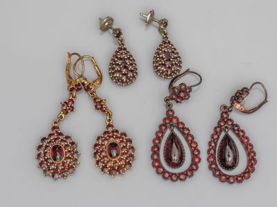 trois paires de boucles d'oreilles et une paire de boucles d'oreilles