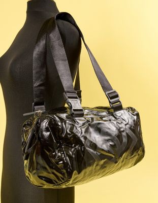 Cette image peut montrer un sac à main ou une pochette sur un mannequin.