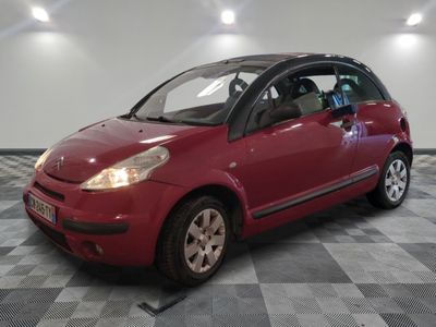 la photo d'une petite voiture rouge garée dans un garage