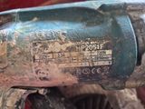 un gros plan d'une moto avec une plaque d'immatriculation