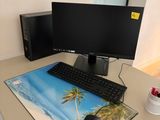 un bureau d'ordinateur avec un clavier, une souris et un écran