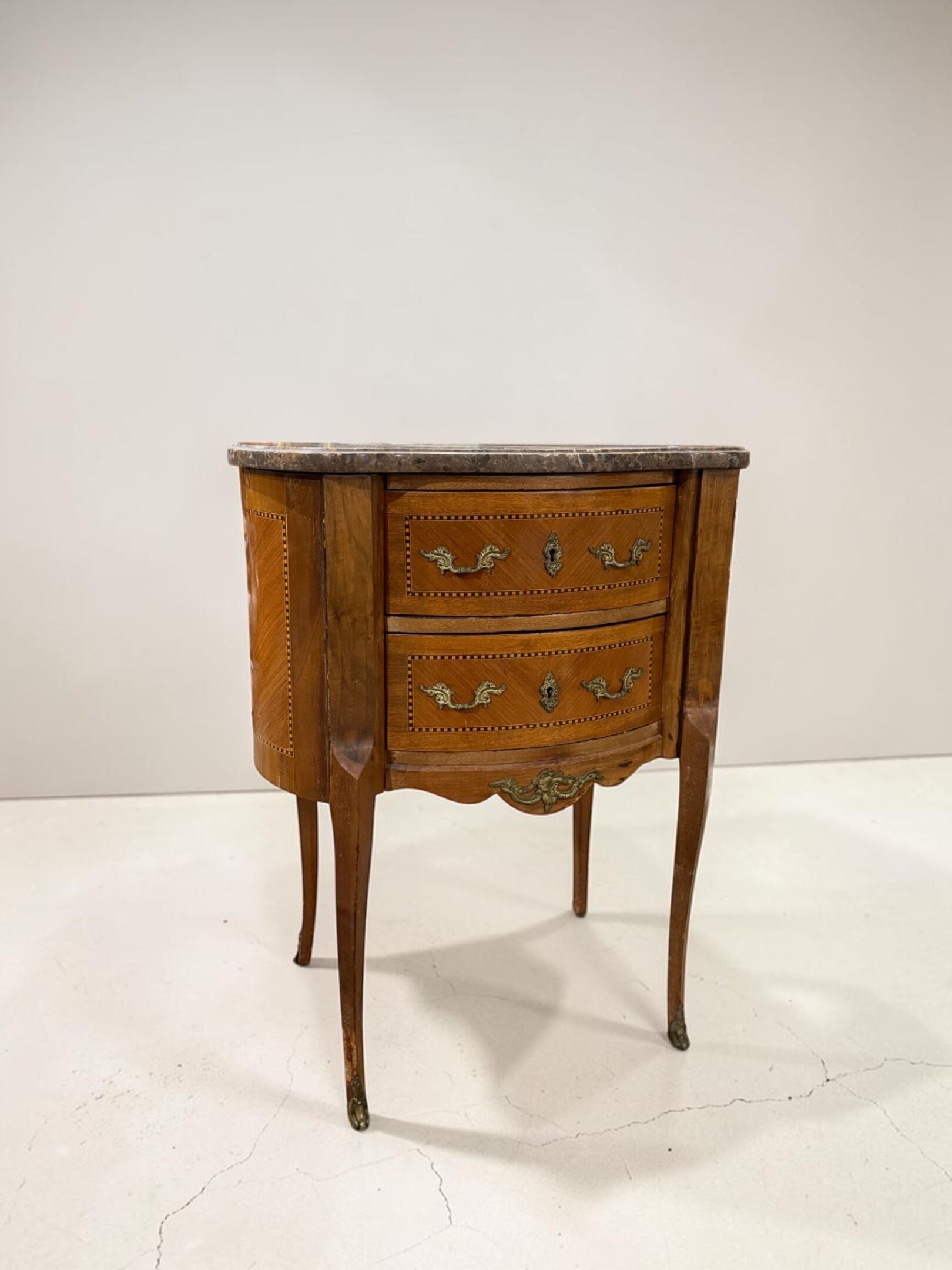Commode rognon marquetée ouvrant par deux tiroirs.