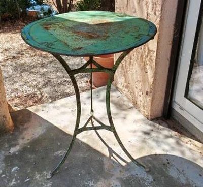 une table verte sur laquelle se trouve une plante en pot