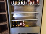 un réfrigérateur dans lequel se trouvent de nombreuses bouteilles d'alcool