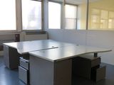 un bureau vide avec un bureau et des chaises à l'intérieur