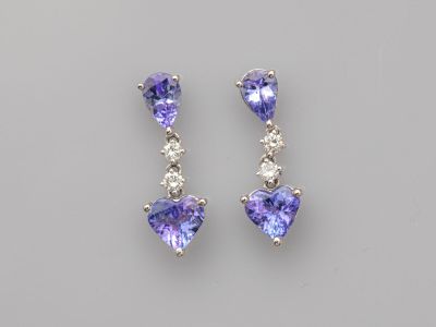 une paire de boucles d'oreilles en tanzanite et diamant