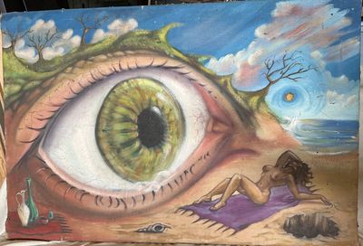 un tableau représentant un œil et une femme assise sur une plage