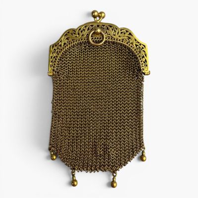 un sac à main en forme de chaîne dorée à l'ancienne accroché au mur