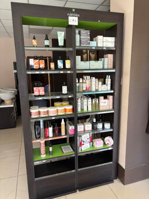 une grande vitrine contenant de nombreux produits