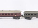 plusieurs petits trains sont alignés sur une surface blanche