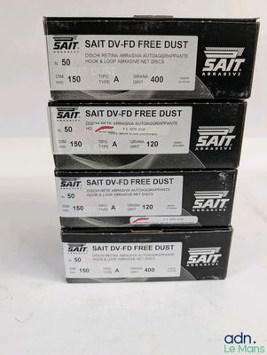 trois boîtes de DVD « Salt » sans poussière, empilées les unes sur les autres