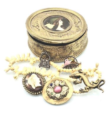 Coffret en laiton contenant un ensemble de bijoux fantaisie …