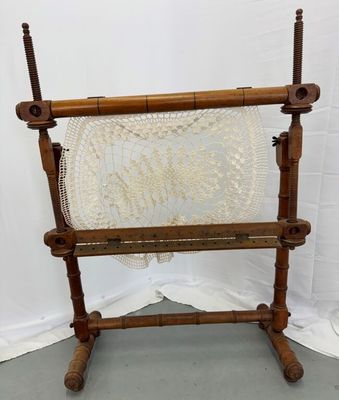 une photo d'une chaise en bois recouverte d'une couverture blanche