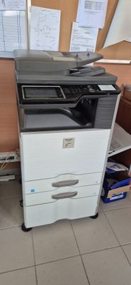 une imprimante posée sur un bureau dans une pièce