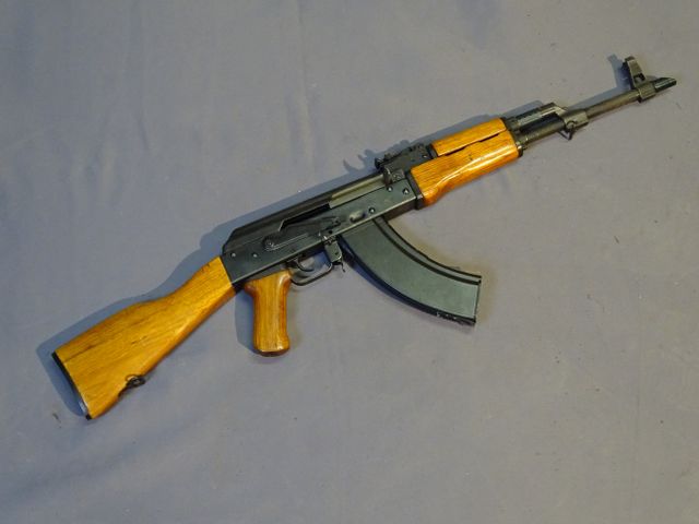 Cat D : AK 47 à billes - Ensemble propre NON Testé