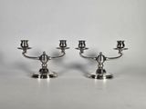 une paire de chandeliers en argent sur fond blanc