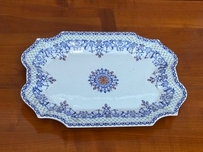 un plat bleu et blanc posé sur une table en bois