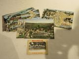 de nombreuses cartes postales posées sur une table