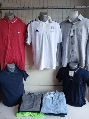 de nombreux polos pour hommes exposés dans un magasin