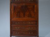 une vieille commode en bois avec un plateau en marbre et des tiroirs