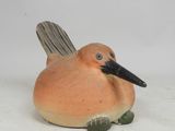 un petit oiseau perché sur une table