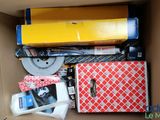 une boîte remplie d'objets assortis qui s'y trouvent