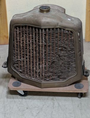 un radiateur à l'ancienne posé sur un socle en bois