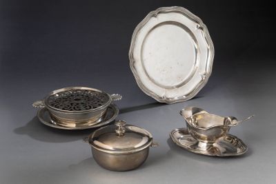 trois pièces d'argenterie, à savoir un bol, une soucoupe et une soucoupe