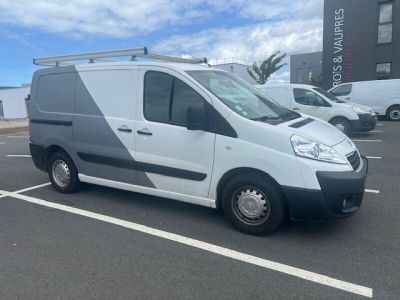 une camionnette blanche garée dans un parking