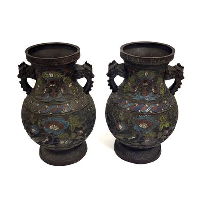 deux vases posés l'un à côté de l'autre sur une table
