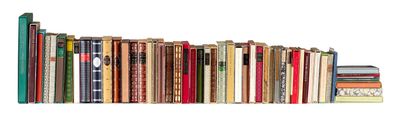 de nombreux livres alignés sur une étagère, sur fond blanc