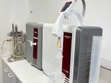 un plan de travail blanc orné d'une ligne rouge
