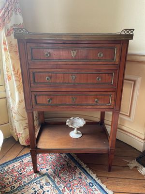 une petite table sur laquelle est posé un vase