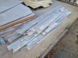 de nombreux morceaux de bois qui traînent par terre