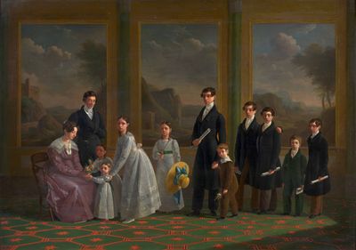 un vieux tableau représentant une famille posant pour une photo devant un tableau