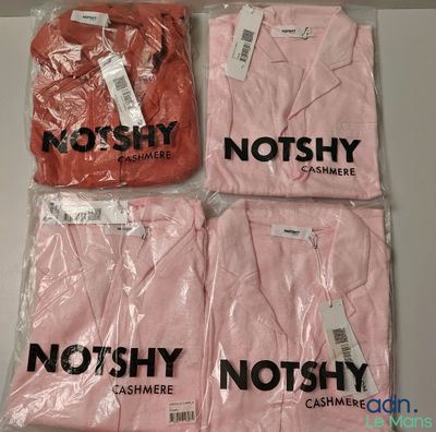 trois t-shirts roses portant les inscriptions « not shy » et « cashmere »