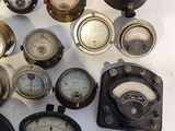 a lot of gauges that are on the table