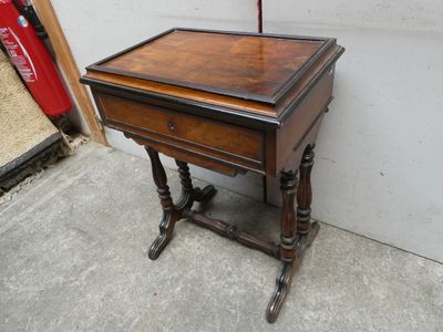 une petite table en bois surmontée d'un tiroir