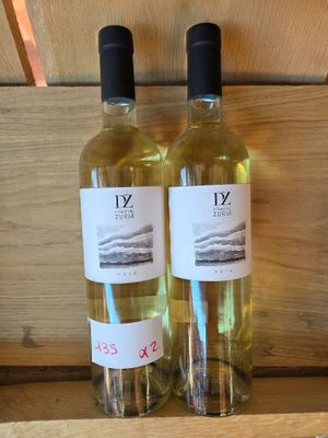 deux bouteilles de vin posées l'une à côté de l'autre sur une étagère en bois