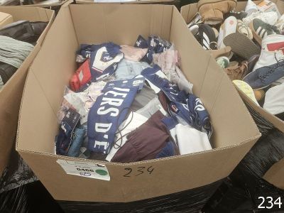 une boîte en carton remplie de vêtements et d'autres objets