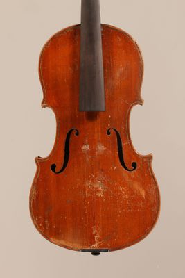 un vieux violon avec un archet accroché à son dos