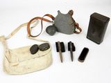 un sac, une brosse et d'autres objets qui se trouvent sur la table