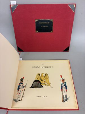 un livre ouvert sur lequel figure l'image d'un soldat et d'un casque