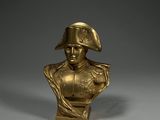 buste en bronze représentant un homme coiffé d'un chapeau et tenant une épée
