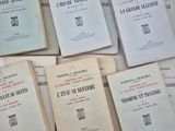 plusieurs livres sont empilés sur une table