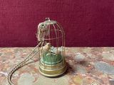 un petit oiseau dans une cage posée sur une table
