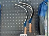 de nombreux outils exposés dans un magasin