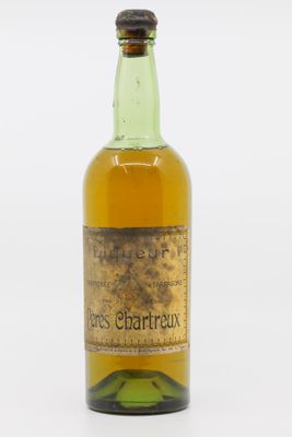 l'image d'une bouteille de vin posée sur une surface blanche