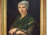 portrait d'une femme en robe verte, les mains tendues