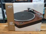 une boîte sur laquelle est posé un tourne-disque, posée sur une table